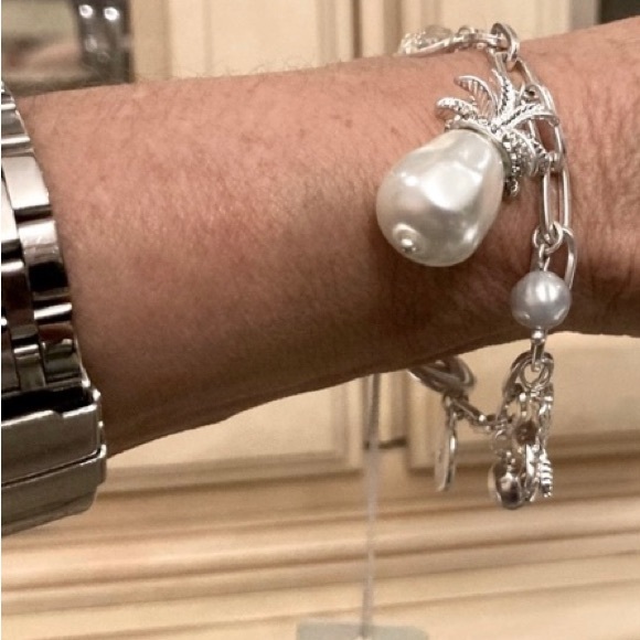 NWT. Tommy Bahama Pearl and shell charm bracelet. Silverstone. Stunning for vaca - Picture 8 of 8